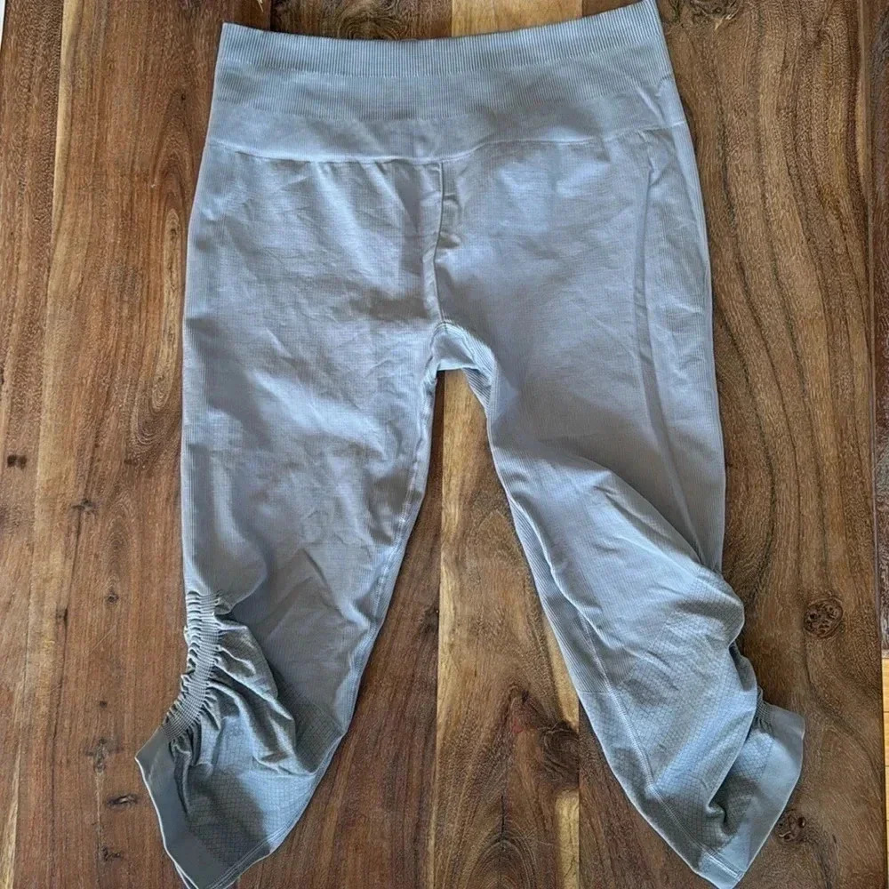 Lululemon In The Flow Crop leggings sz 10 light gray